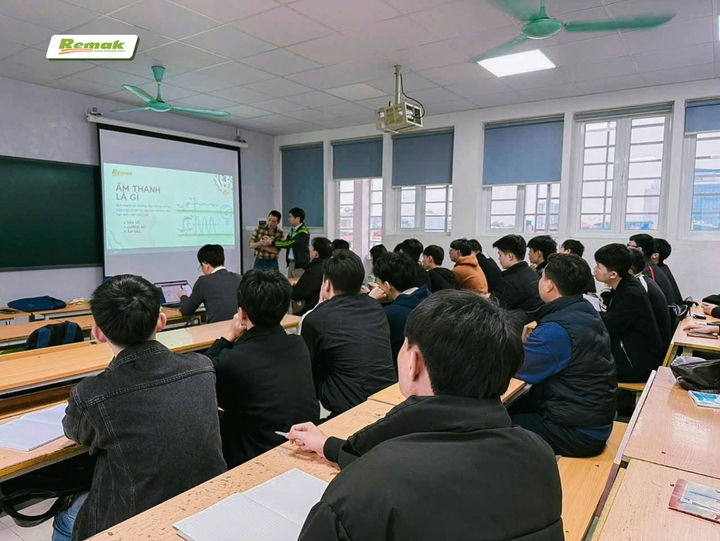 Sinh viên tích cực trao đổi với chuyên gia vật liệu âm học đến từ Remak