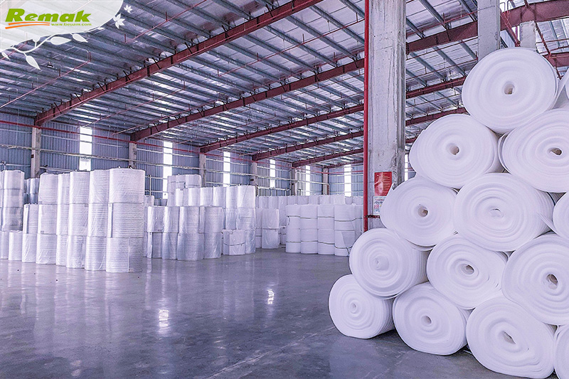 Hàng hoá đầy ắp kho chờ để trả khách